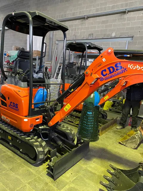 Mini escavatore Kubota con livrea C.D.S.