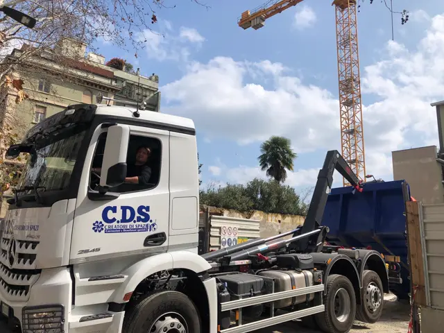 Autocarro C.D.S. durante la movimentazione di un cassone