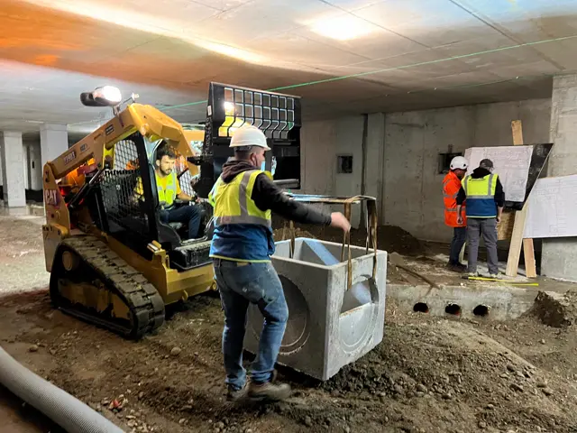 Mezzi del parco macchine C.D.S. in cantiere