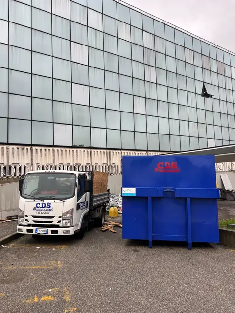Autocarro e cassone C.D.S. davanti a un edificio direzionale