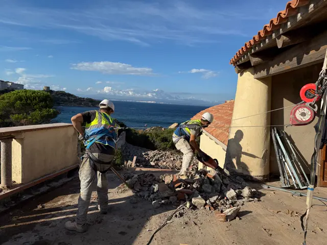 Demolizione di un muro su una terrazza vista mare