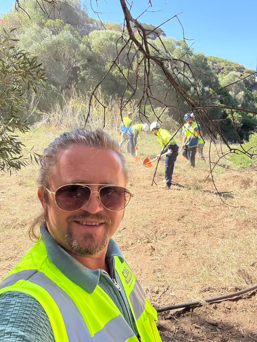 Selfie del titolare con la squadra al lavoro nella macchia