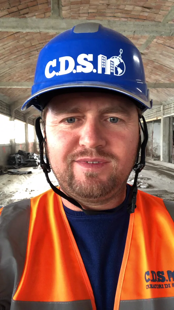 Selfie con casco in cantiere