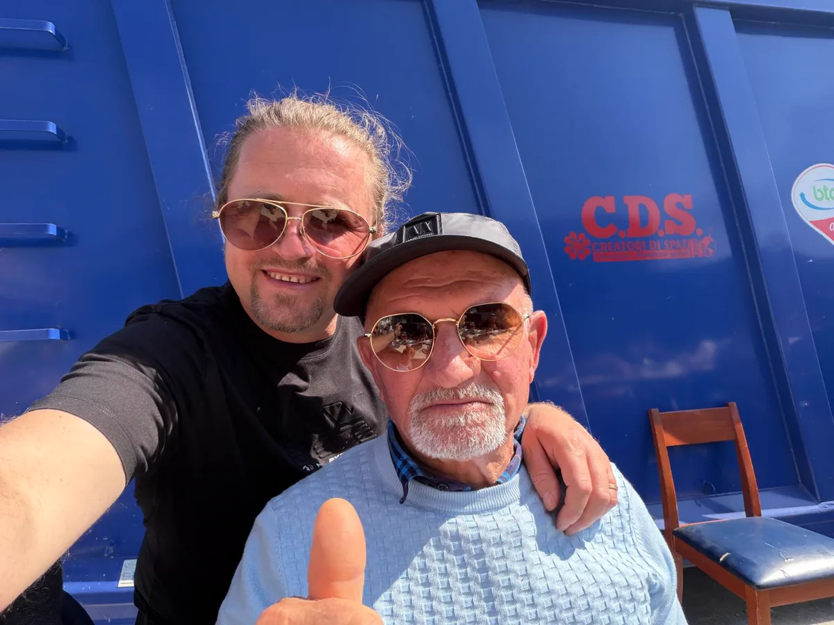 Selfie davanti al cassone C.D.S.