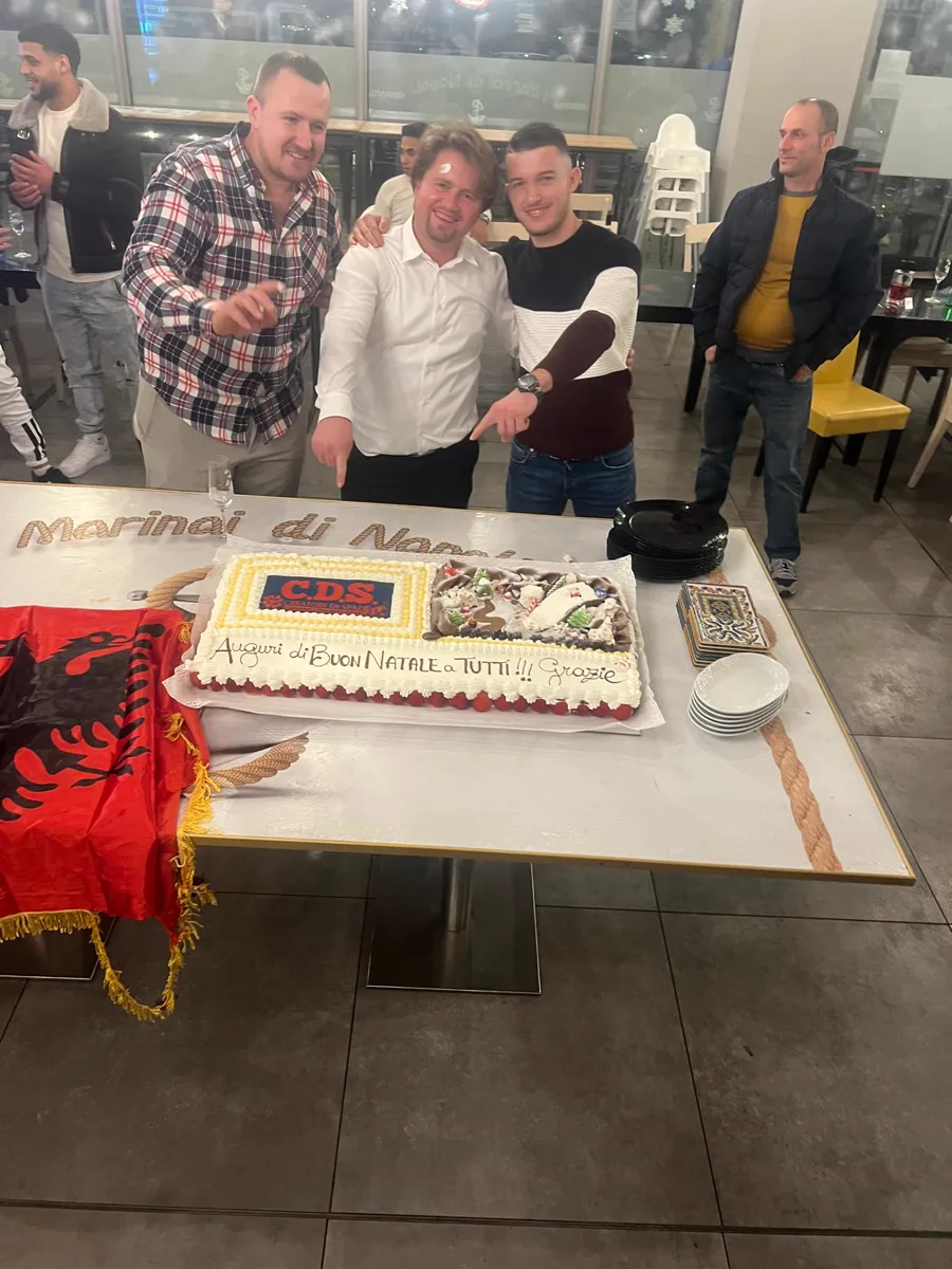 Il taglio della torta alla festa di Natale