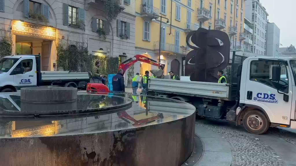 Miniescavatore e camion al lavoro in un centro storico