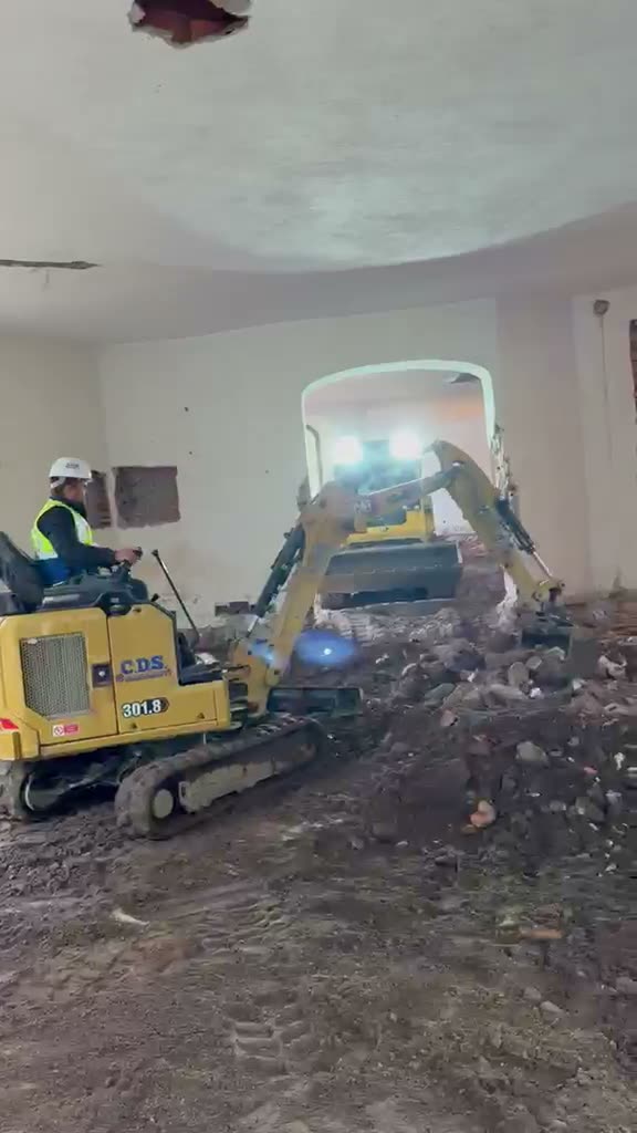 Demolizione degli interni di una villa con miniescavatore